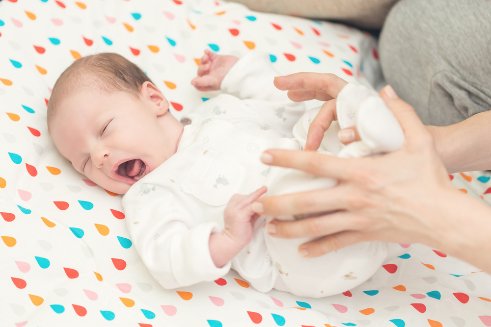 Jak ulevit od bolesti břicha u novorozence?
