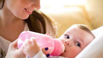 Jak naučit dítě na umělé mléko