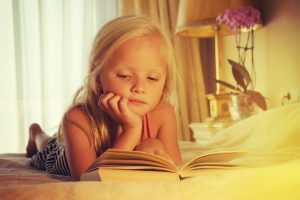 holčička čte knihy