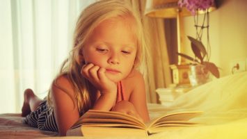 holčička čte knihy