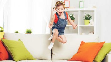 Proč děti skáčou na sedačce