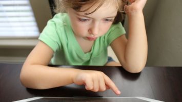 Závislost dětí na mobilech a elektronice