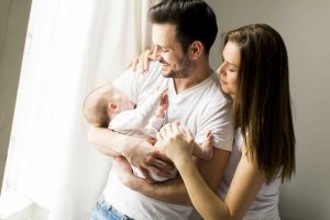 Jak správně zvedat a nosit miminko