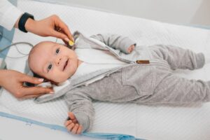 Screening sluchu u novorozenců a v pěti letech