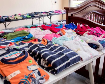 Kam darovat oblečení po dětech a miminkách