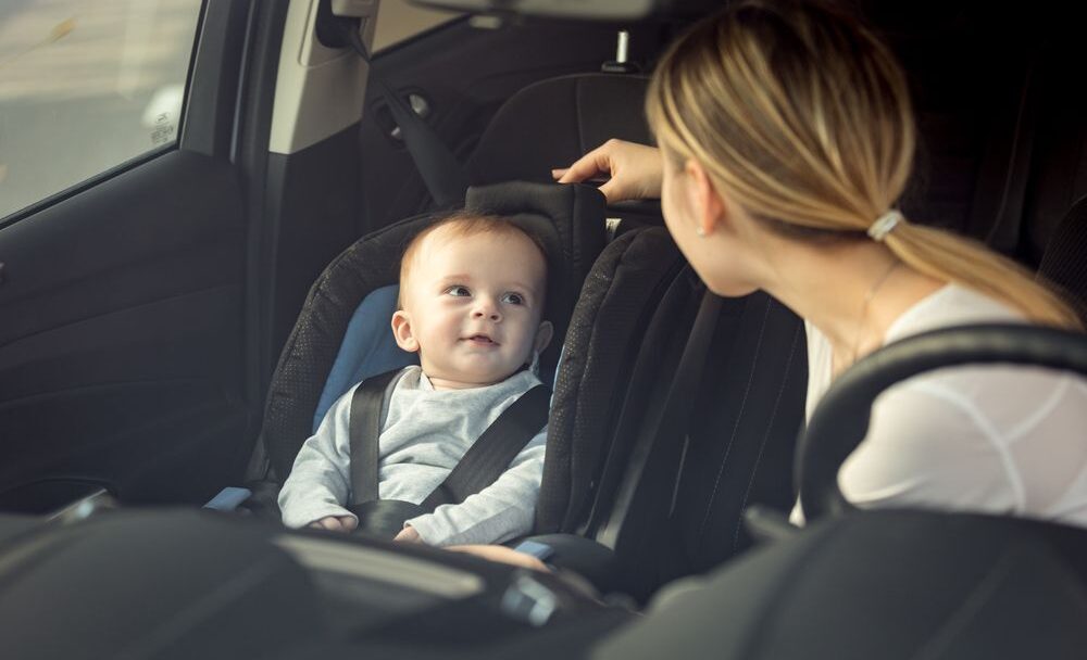 Dítě na přední sedačce v autě