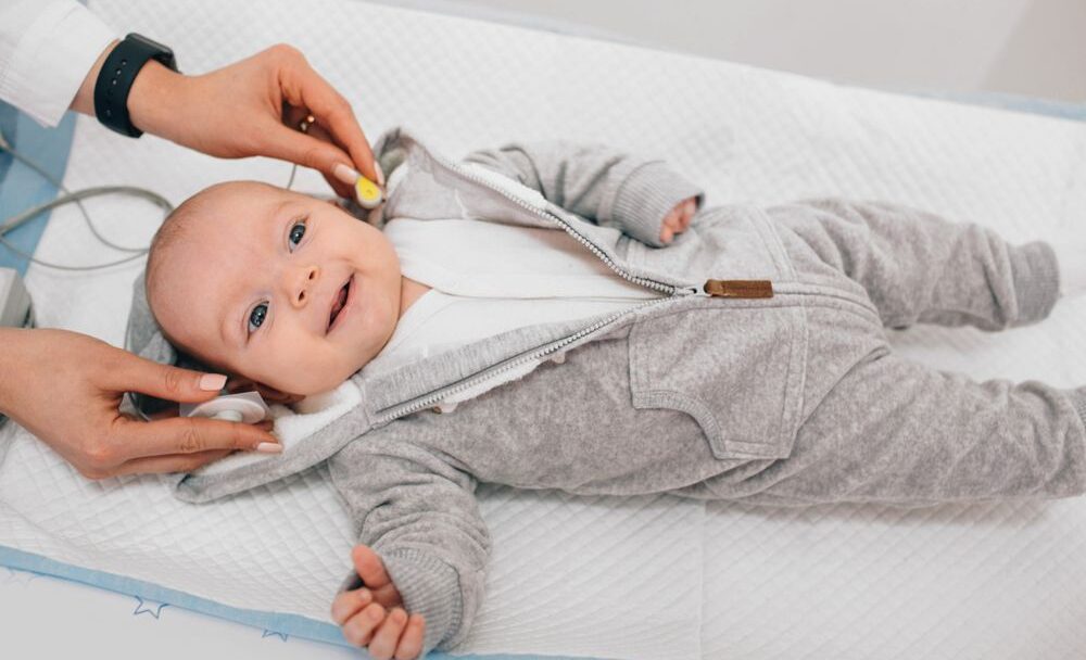 Screening sluchu u novorozenců a v pěti letech