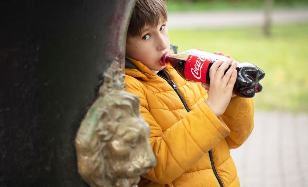 Proč by děti neměly pít kolu a tonic