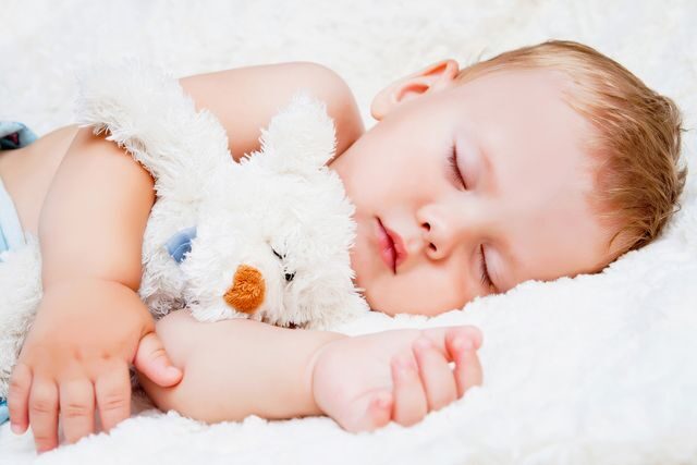 Jak naučit dítě déle spát
