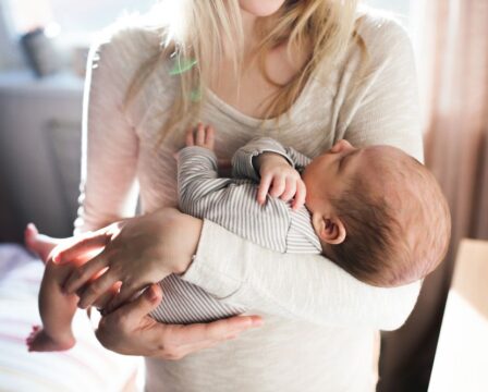 Jak správně držet miminko